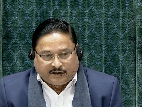 पीठासीन दिलीप सैकिया ने पर विपक्षी सांसदों ने पेपर उछाले।
