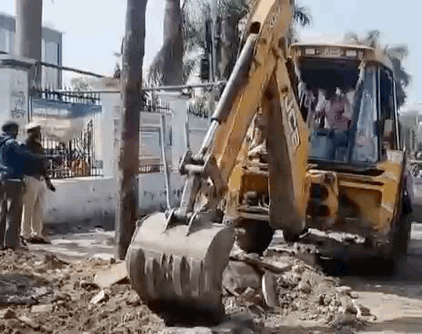 यूआईटी की टीम नेहरू रोड क्षेत्र में अतिक्रमण हटाने पहुंची।