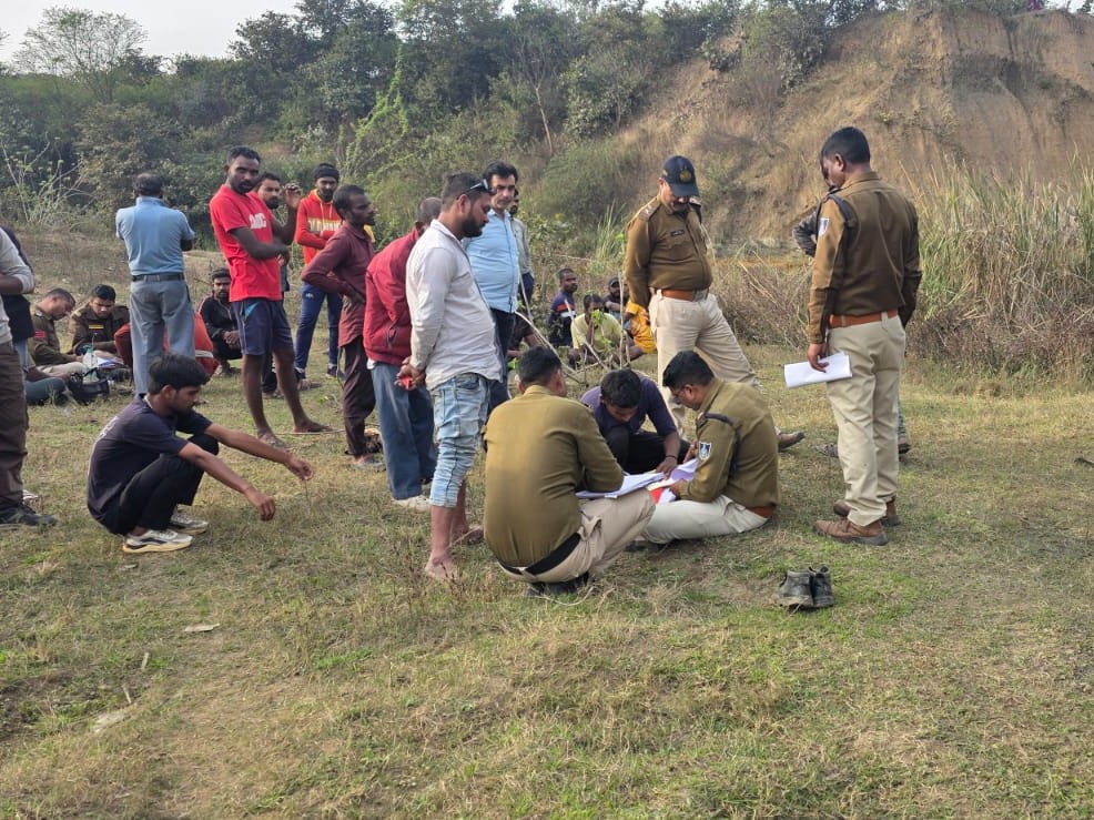 शव मिलने के बाद पंचनामे की कार्रवाई करते पुलिसकर्मी।