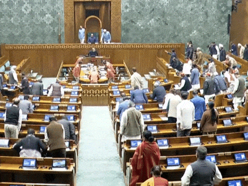 लोकसभा की कार्यवाही शुरू होते ही विपक्ष ने हंगाम किया। पीएम मोदी के खिलाफ नारे लगाए।