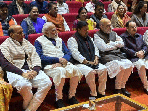 NDA संसदीय दल की बैठक में रक्षा मंत्री राजनाथ सिंह, पीएम मोदी, भाजपा राष्ट्रीय अध्यक्ष नितिन नवीन, केंद्रीय गृह मंत्री अमित शाह, केंद्रीय मंत्री जेपी नड्डा।