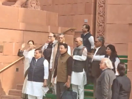 अमेरिका-भारत ट्रेड पर मोदी सरकार के खिलाफ विपक्षी सांसदों ने संसद के बाहर नारेबाजी की। - Dainik Bhaskar