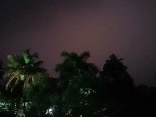 बारिश के कारण कई इलाकों में बिजली आपूर्ति ठप हो गई।