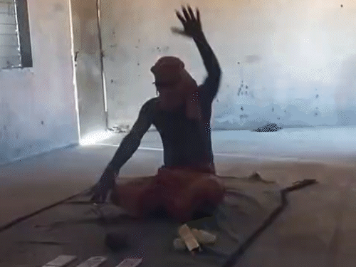 नारियल-अगरबत्ती जलाकर तांत्रिक ने अनुष्ठान का नाटक किया। ऊपर से अचानक पैसे गिरने लगे।