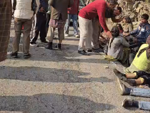 उत्तराखंड के कवानू में हादसे के बाद खड्ड से नाले तक लाए गए घायल यात्री।