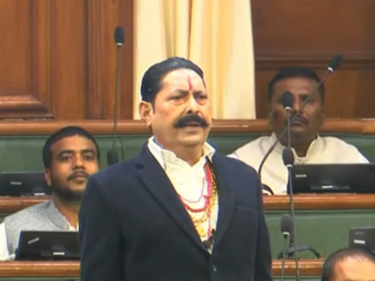 अनंत सिंह ने बिना पढ़े शपथ ली।