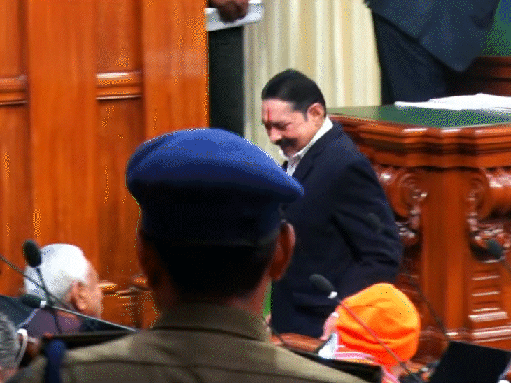 सदन में अनंत सिंह ने नीतीश कुमार से आशीर्वाद लिया।