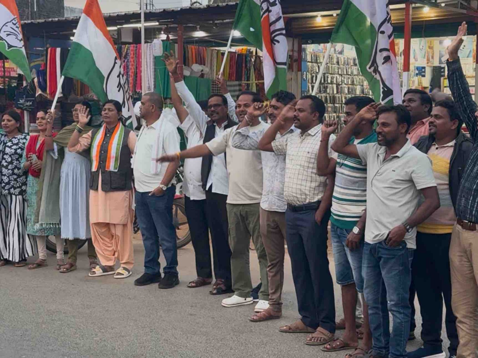 जिला मुख्यालय बीजापुर में कांग्रेस कार्यकर्ताओं ने मनाई खुशी।