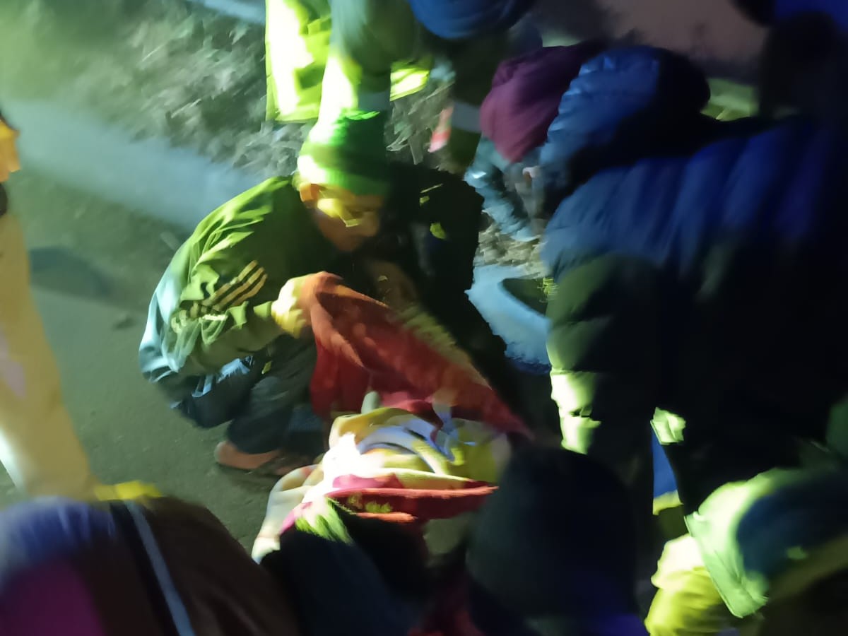 घायल को संभालते लोग