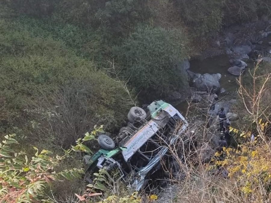 खाईं में गिरी एचआरटीसी की बस - Dainik Bhaskar