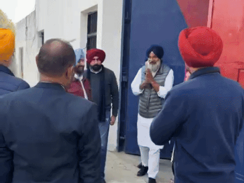 बिक्रम सिंह मजीठिया का नाभा जेल से बाहर आने का यह फोटो सामने आया है। गेट के बाहर ही कई अकाली नेताओं ने उनका स्वागत किया।