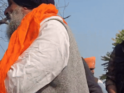 मजीठिया ने हाथ जोड़ अपने समर्थकों का अभिवादन किया और मूंछों पर ताव दिया।