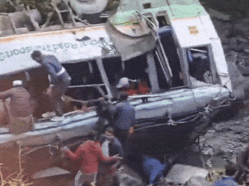 घायलों की मदद करते ग्रामीण और राहगीर।