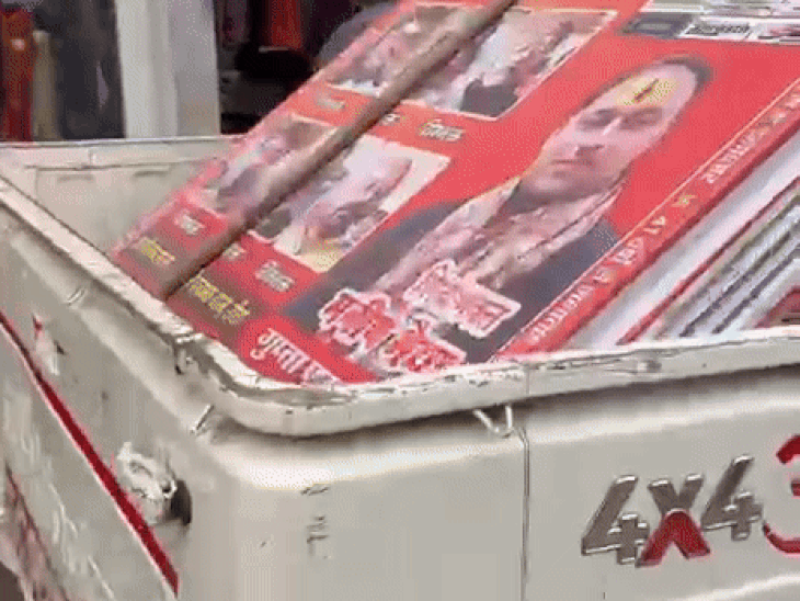 शिव बारात के पोस्टर ले जाती गाड़ी