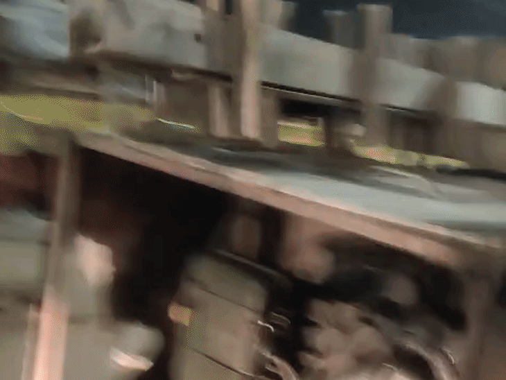 बाइक सवार तीनों युवक तार में उलझ गए और सड़क पर गिर पड़े।