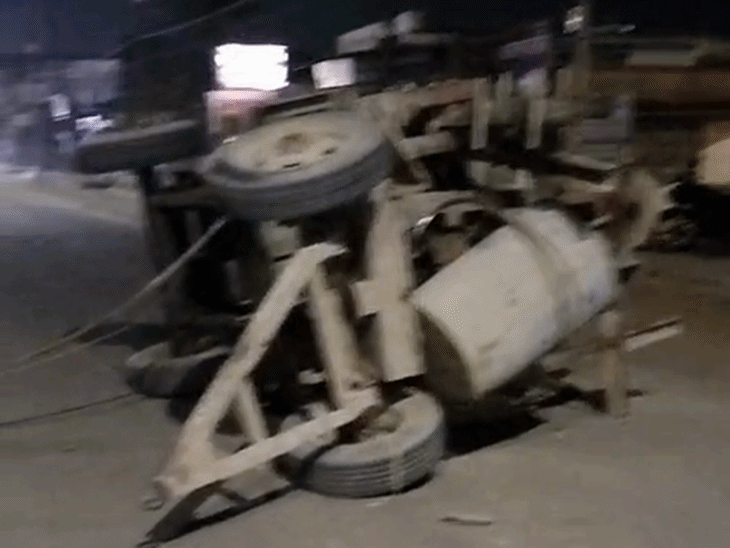 मिक्सर मशीन को तार बांधकर सड़क के दूसरी ओर ले जाया जा रहा था।