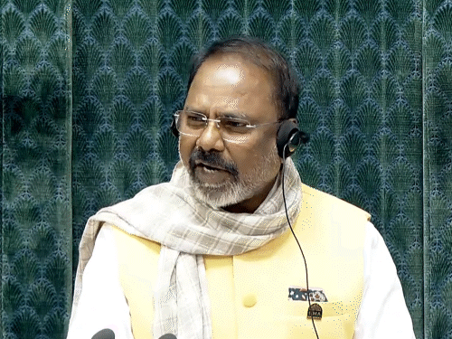 पीठासीन कृष्णा प्रसाद तेन्नेटी की चेयर की तरफ विपक्षी सांसदों ने पेपर उछाले।