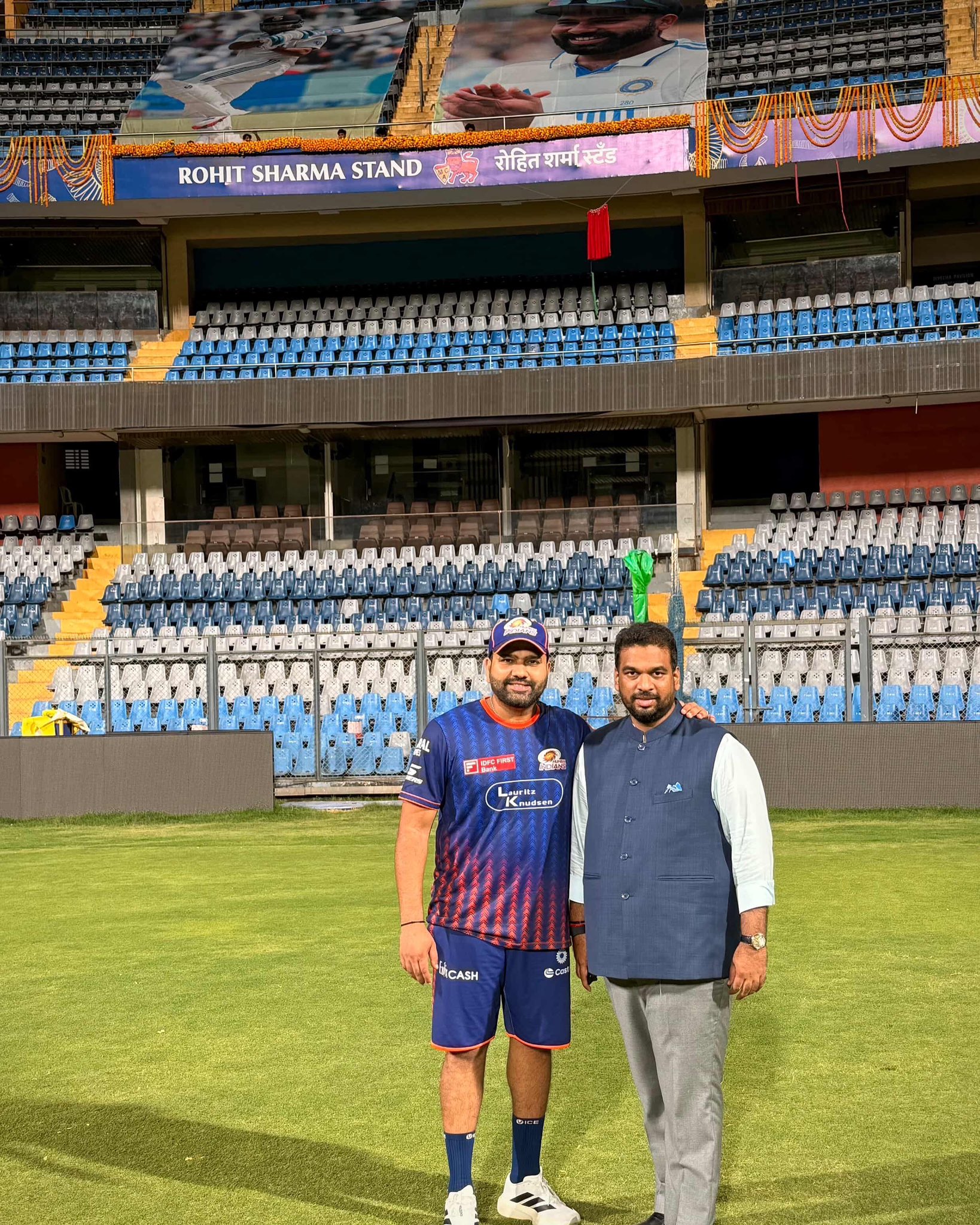 महाराष्ट्र क्रिकेट एसोसिएशन के अध्यक्ष अजिंक्य नाइक (दाहिने) पूर्व भारतीय कप्तान रोहित शर्मा के साथ।