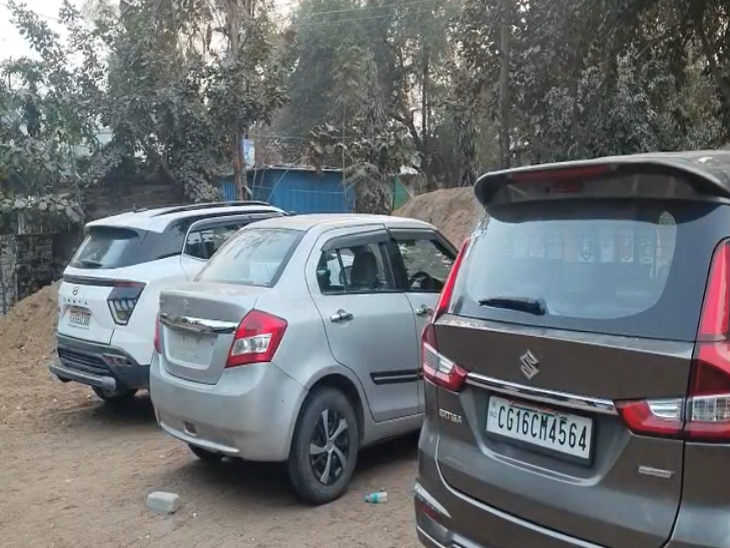 पुलिस ने आरोपियों और लूट की कार को जब्त कर लिया है।