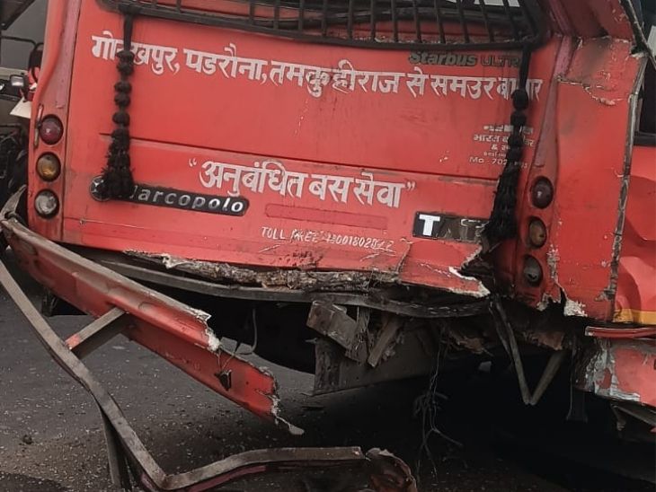 यूपी के गोरखपुर में 2 हादसे हो गए। 2 बसें ट्रक से टकरा गईं। हादसे में 12 लोग घायल हो गए।