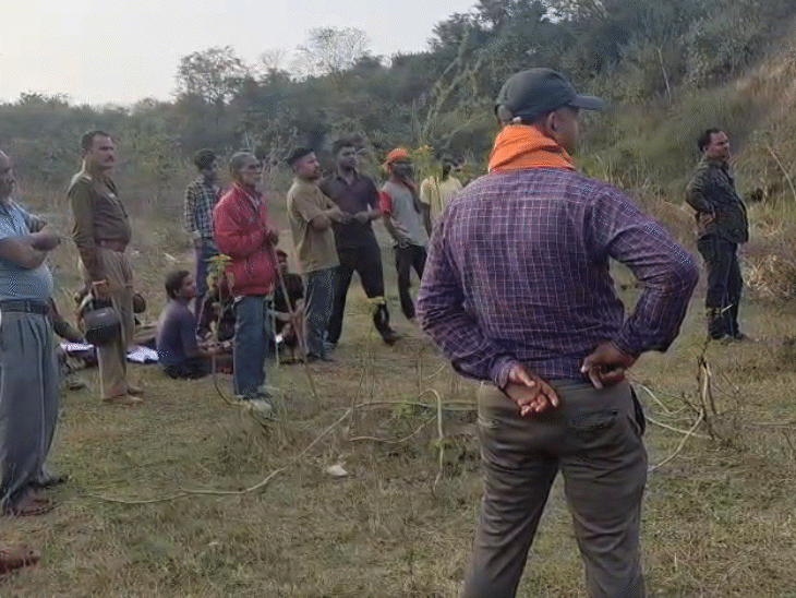 शव मिलने के बाद मौके पर लगी रहवासियों की भीड़।