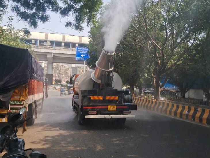 नोएडा में एंटी स्मॉग गन से पानी का छिड़काव करते हुए। - Dainik Bhaskar