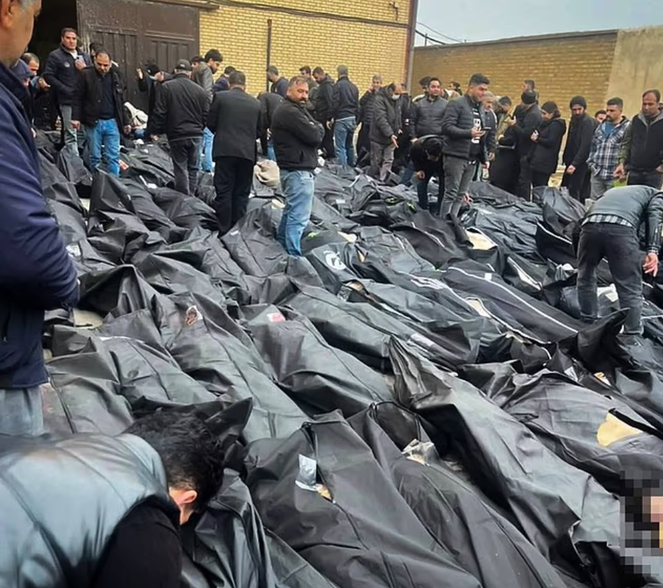 વિરોધ પ્રદર્શનોમાં ઘણા પ્રદર્શનકારીઓના મોત થયા હતા. શબઘરની બહાર પોતાના સ્વજનોના મૃતદેહ શોધતા લોકો.