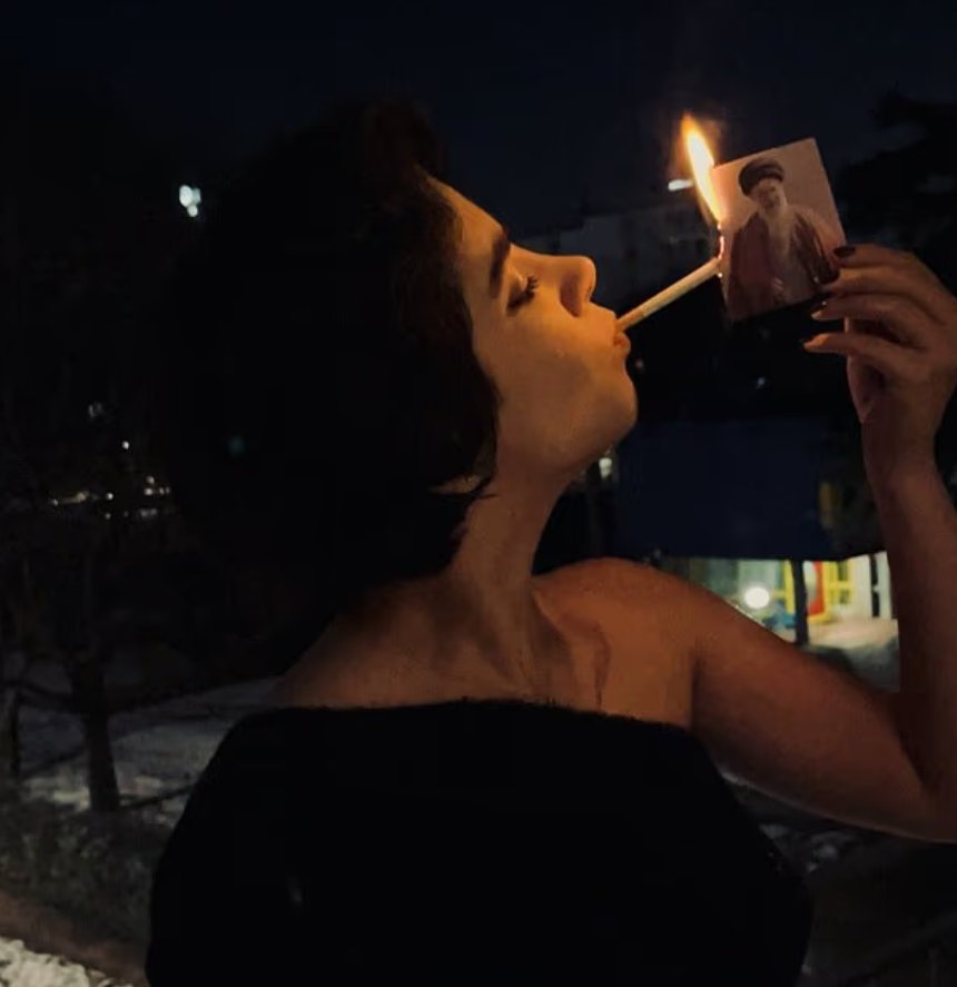 તસવીરોમાં દેખાતી મહિલાઓએ હિજાબ પહેર્યો નથી. જ્યારે ઈરાનમાં હિજાબ પહેરવો ફરજિયાત છે.