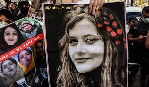 મહસા અમીનીના મૃત્યુ પછી સમગ્ર ઈરાનમાં મહિલાઓએ હિજાબ ઉતારીને પ્રદર્શન કર્યું હતું.