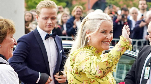 मेटे-मारिट अपने बेटे मारियस बोर्ग होइबी के साथ एक इवेंट में जाते हुए।