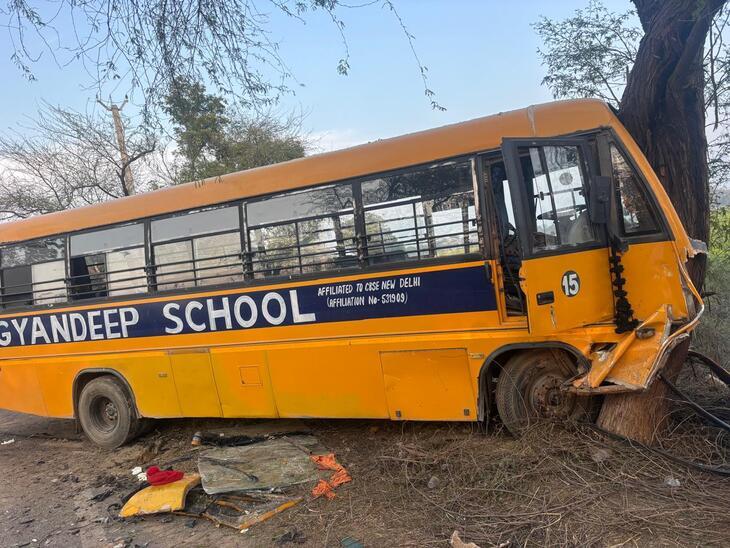 कार से टकराने के बाद स्कूल बस पेड़ से टकरा गई।