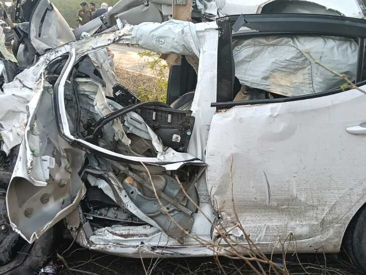 हादसे में कार का अगला हिस्सा बुरी तरह क्षतिग्रस्त हो गया।