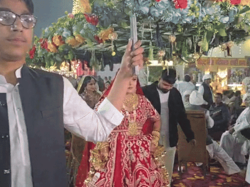 शादी में भाइयों के साथ पहुंची दीपक पूनिया की दुल्हन शिवानी।