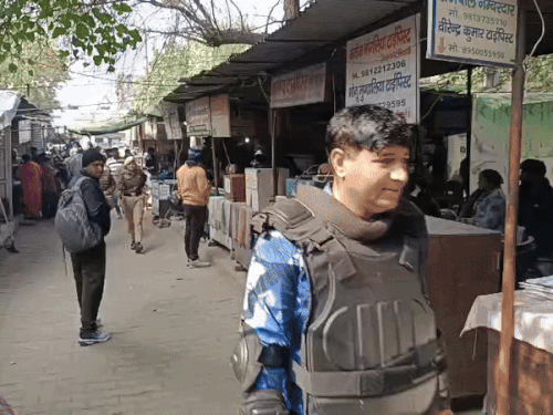 फायरिंग के बाद पुलिस कोर्ट परिसर में एक्टिव हुई।