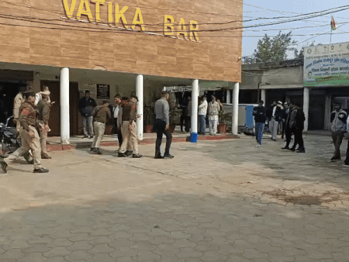 फायरिंग के बाद घटनास्थल की ओर भागते पुलिस कर्मी।