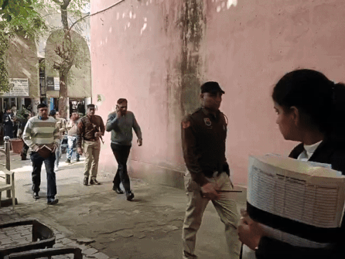 कोर्ट परिसर में फायरिंग के बाद जांच करती पुलिस।