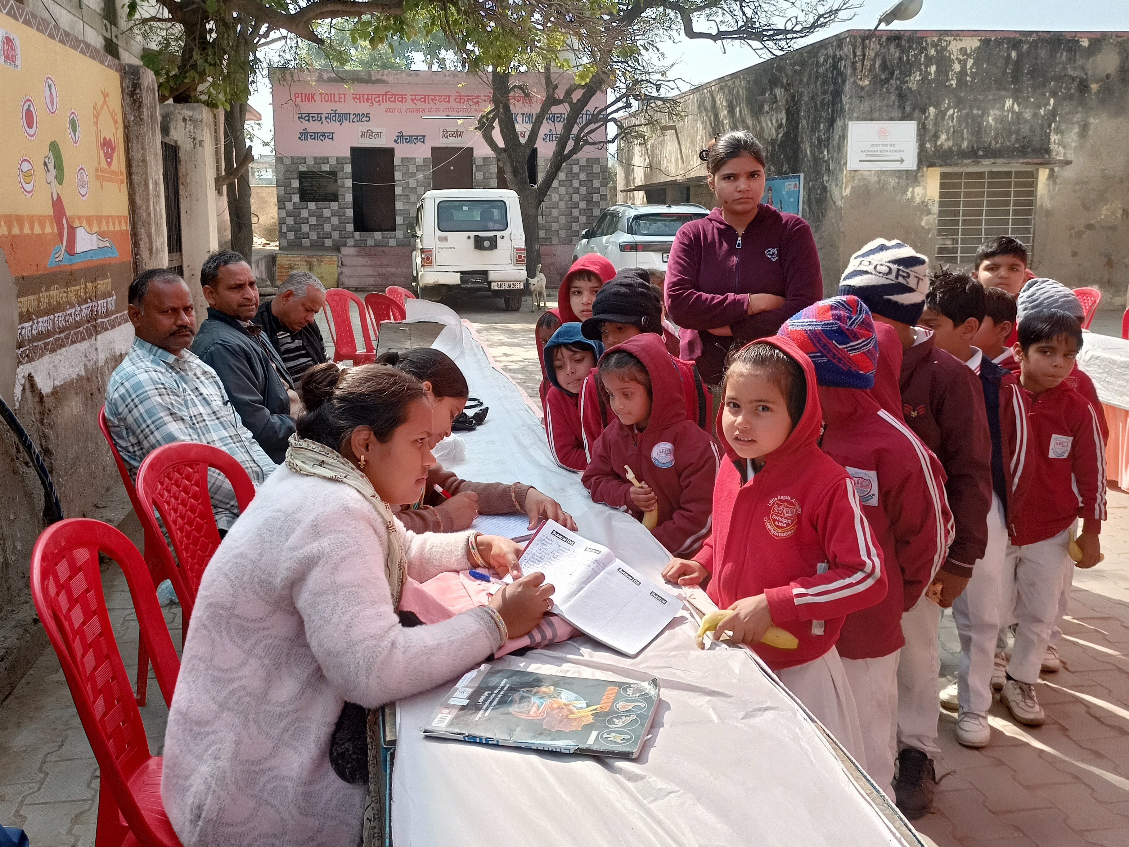 स्कूली बच्चों की भी डॉक्टर्स ने की जांच।