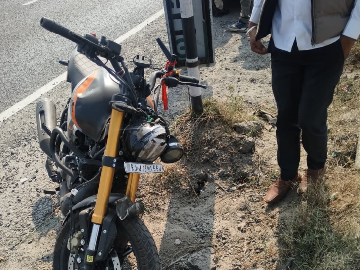 ट्रक ने बाइक को टक्कर मार दी।