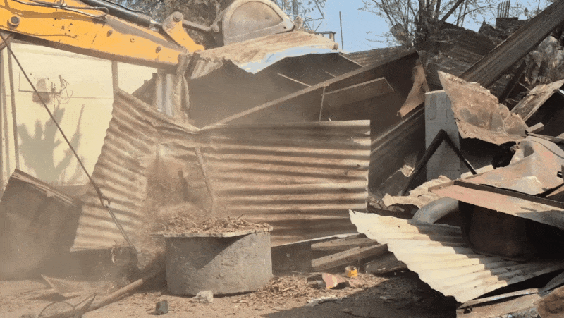 JCB से अतिक्रमण क्षेत्र से केबिन हटाए गए। इस दौरान लोग उनके टूटते केबिन देखते रहे।