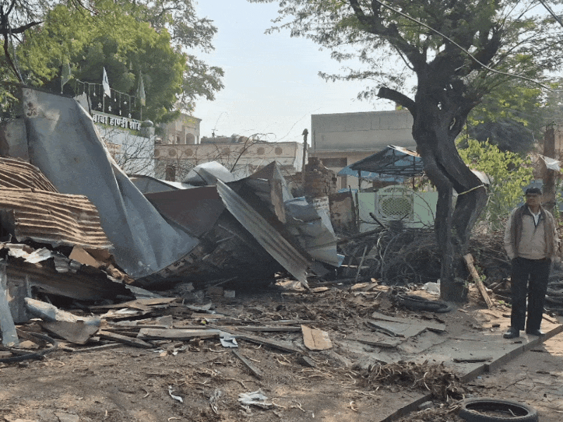 अतिक्रमण हटाने की कार्रवाई होने के बाद मलबा बिखर गया। लोगों ने गुहार लगाई थी कि उन्हें किराएदार बना दिया जाए लेकिन केबिन नहीं तोड़े जाएं।