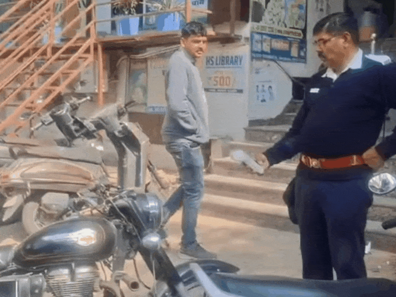 नो पार्किंग में खड़ी बाइक का चलान काटा और बाहर पड़े सामान को दुकानदारों को नसीहत कर हटवाया।