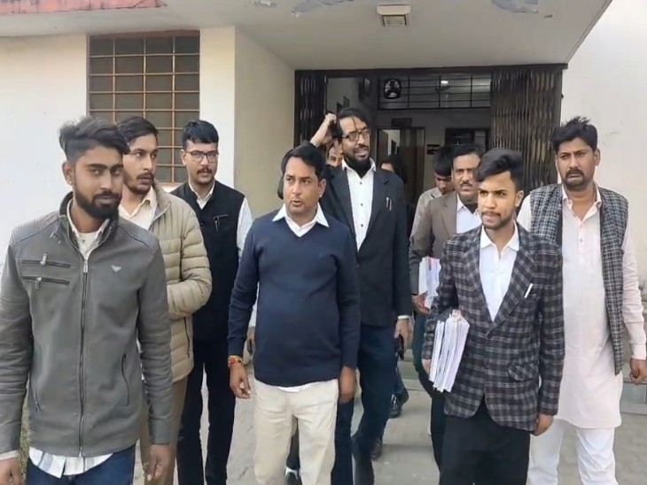 SC,ST कोर्ट से बाहर आते हुए नरेश मीणा (बीच में)