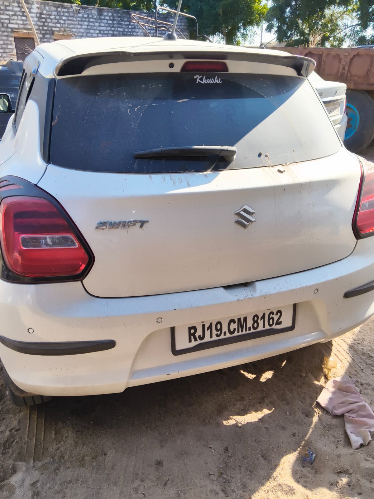 पुलिस ने एस्कॉर्ट करने वाली कार को भी पड़ा है।