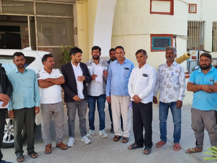 चंद्रपुर के ग्रामीणों का कहना है कि सुप्रीम कोर्ट के आदेशानुसार बिना पुनर्वास के किसी को बेघर नहीं किया जा सकता है, ऐसे में UIT की कार्रवाई गलत है।