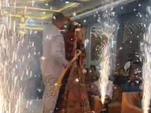 शादी के दिन दोनों ने स्टेज पर डांस भी किया था।
