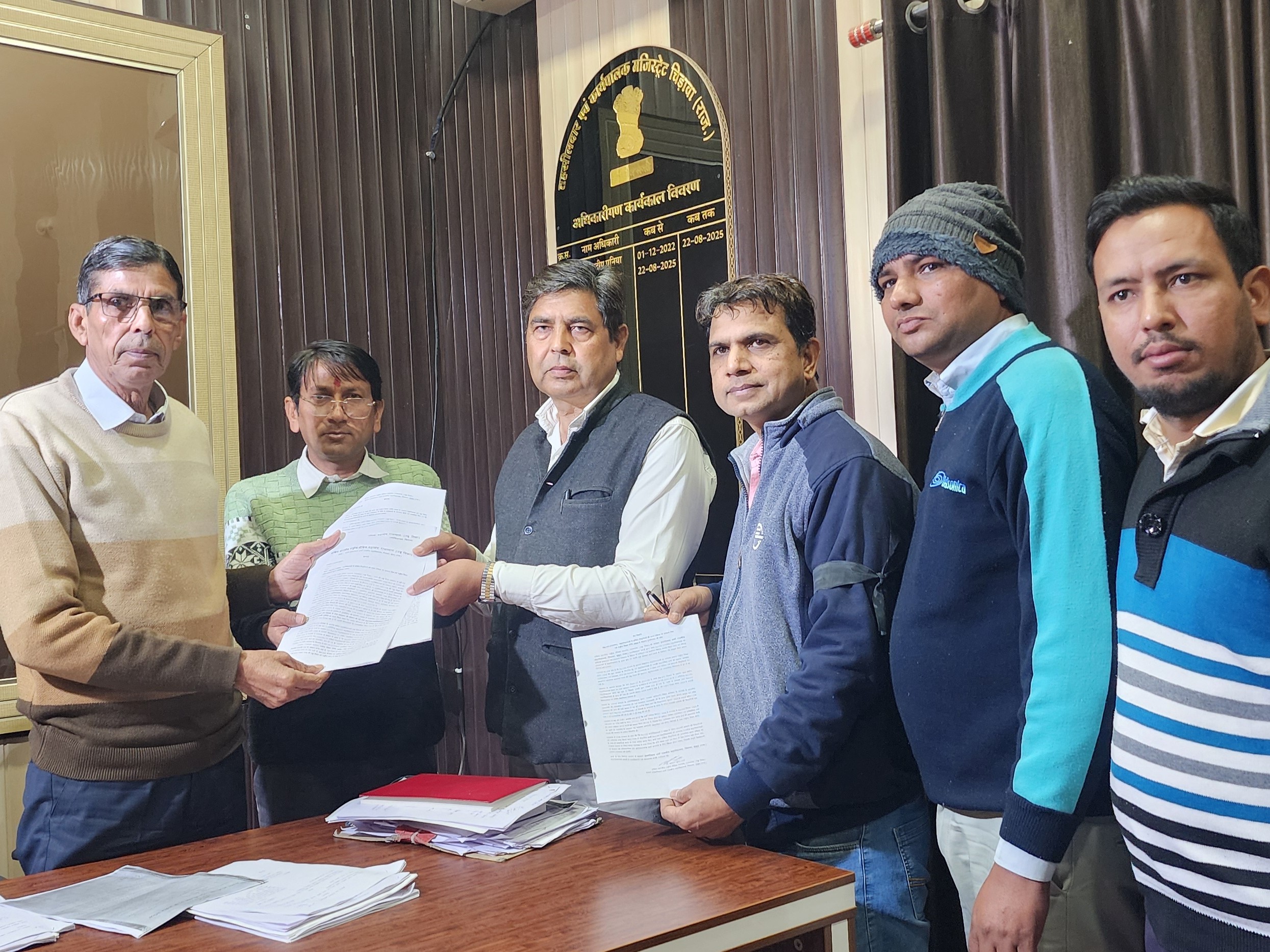 शिक्षकों के प्रतिनिधिमंडल ने उपखंड कार्यालय में तहसीलदार के माध्यम से प्रधानमंत्री, राज्यपाल और मुख्यमंत्री के नाम अलग-अलग ज्ञापन सौंपे।