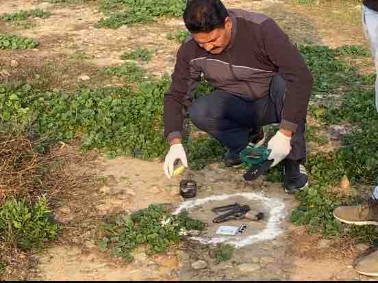 आरोपियों के पास से पिस्तौल मिली।