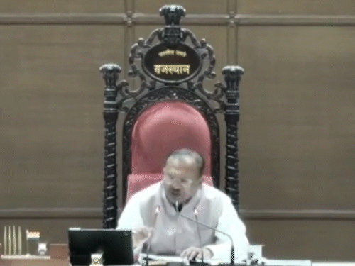 राजस्व मंत्री हेमंत मीणा स्पष्ट जवाब नहीं दे पाए तो कांग्रेस विधायकों को स्पीकर वासुदेव देवनानी ने शांत कराया।