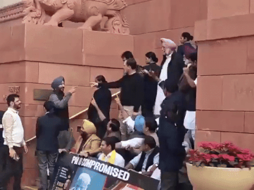 संसद की सीढ़ियां चढ़ते वक्त राहुल गांधी और रवनीत बिट्‌टू में तीखी तकरार हुई। हालांकि, उन्होंने एक-दूसरे को क्या कहा, यह सुनाई नहीं दिया।