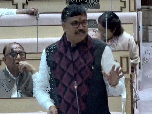 नेता प्रतिपक्ष टीकाराम जूली ने यूडीएच मंत्री के जवाब के बीच दो मंत्रियों के खड़े होने पर तंज कसते हुए कहा- यहां एडवोकेट की जरूरत नहीं होती।